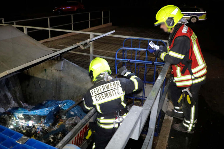 In Chemnitz musste die Feuerwehr zu einem brennenden Müllcontainer ausrücken.
