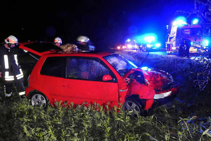 Die Beifahrerseite wurde bis auf das Armaturenbrett durchgedrückt.