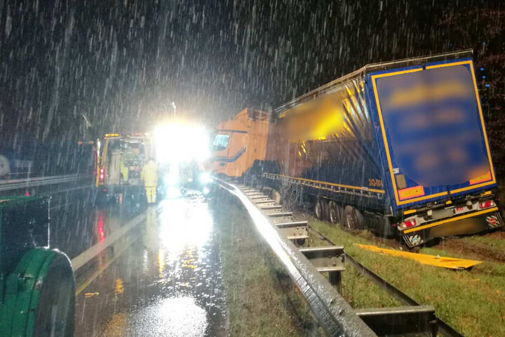 Für die Bergung des Sattelzugs musste die Autobahn gesperrt werden.