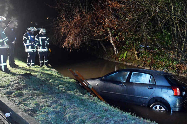 Der Fahrer geriet vermutlich durch Glätte ins Schleudern und landete im Bach.