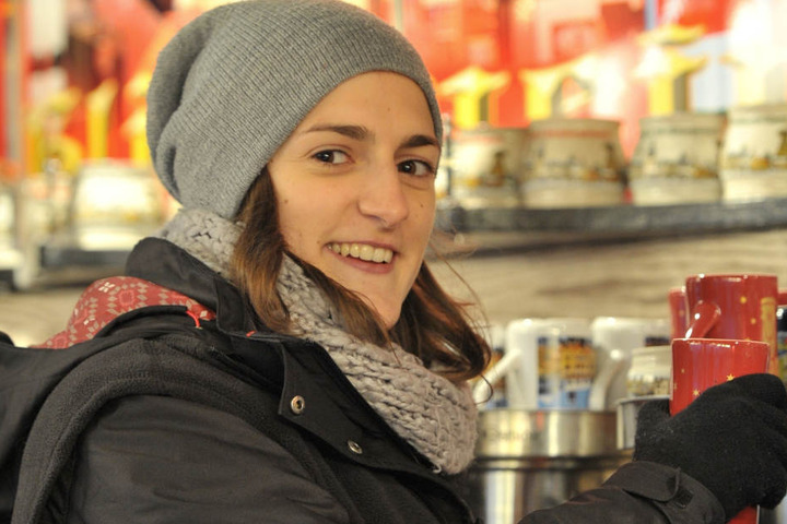 Sophia Oster (23) sieht viele Singles, die am Handy nach einem Partner
suchen.