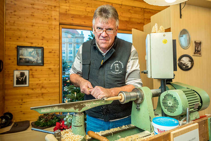 Arndt Winkler (56) zeigt in der Schauwerkstatt echte erzgebirgische
Holzkunst.