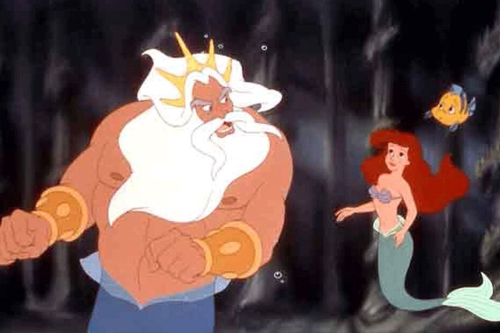 Im Zeichentrickfilm von 1989 will Arielle, die Tochter von König Triton, entgegen den Anweisungen ihres Vaters zur Meeresoberfläche schwimmen.