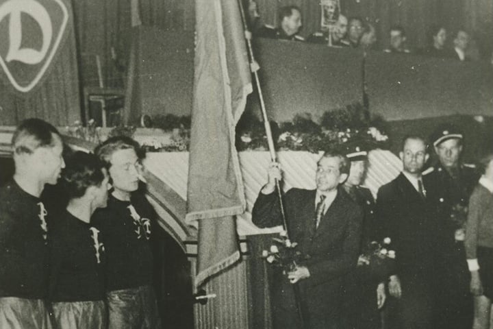 Heinz Tülch (M.) trug bei der Gründungsveranstaltung die Dynamo-Fahne.