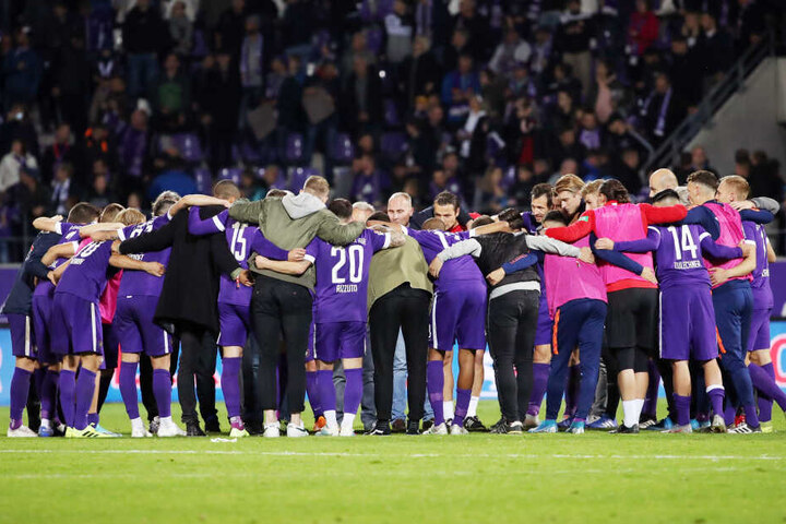 Symbolisches Foto! Die Veilchen präsentierten sich in dieser Saison bisher als homogenes Team, als echte Einheit. Wohl der Haupttrumpf des FC Erzgebirge Aue.