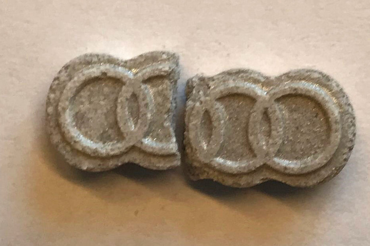 Die Polizei hat diese Ecstasy-Tablette im Umfeld des Techno-Festivals in Mainz sichergestellt.