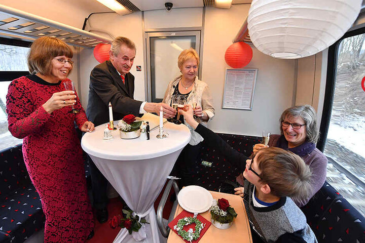 Nach der Trauung wird mit der Familie angestoßen.
