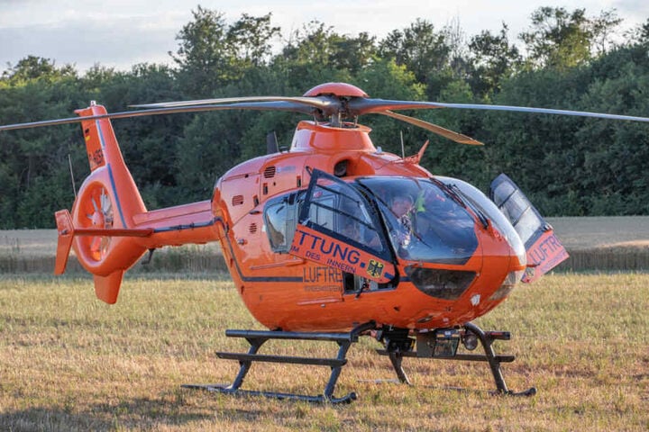Das Unfallopfer wurde mit einem Rettungshubschrauber in eine Klinik transportiert.