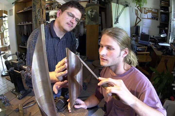 Im Wasserschloß Klaffenbach zeigen die Silberschmiede Mathias Heck (l.) und Martin Ahner ihre Kunst.
