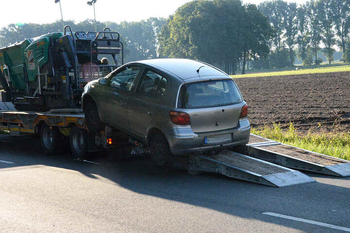 Bevor die Bauarbeiter mit ihrer Arbeit beginnen konnten, musste dann aber erst mal der Toyota von der Laderampe entfernt werden.