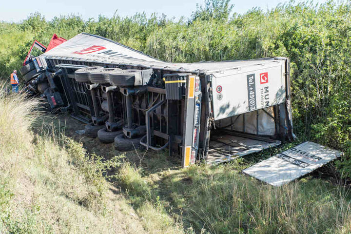Nach dem Reifenplatzer fuhr der Lkw die Böschung hinunter.
