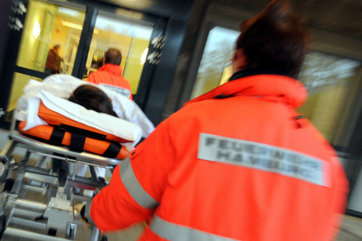 Der Mann wurde mit mehreren Knochenbrüchen ins Krankenhaus gebracht (Symbolfoto).