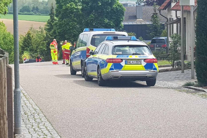 Polizei und Rettungskräfte in einem Wohngebiet in Tiefenbronn. Ein Familienvater steht im Verdacht seine Frau und seinen Sohn getötet zu haben.