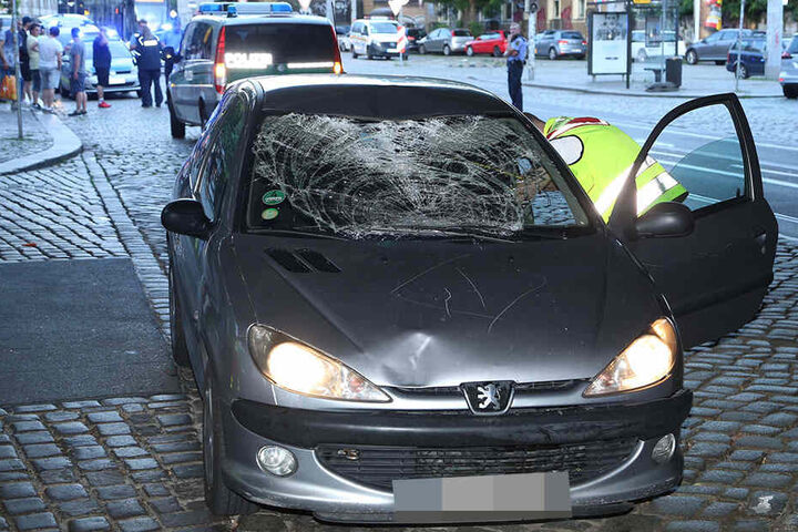 Die Windschutzscheibe vom Peugeot wurde komplett zerstört.