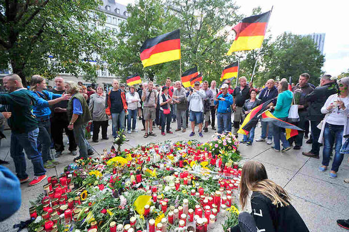 Gedenk-Versammlung am Tatort, einen Tag nach dem Mord an Daniel H. (†35). Die rechten Demos erreichten am 27. August 2018 mit 6 000 Teilnehmern ihren Höhepunkt.