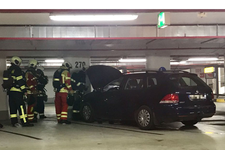 Der Motorraum im Auto hatte Feuer gefangen.