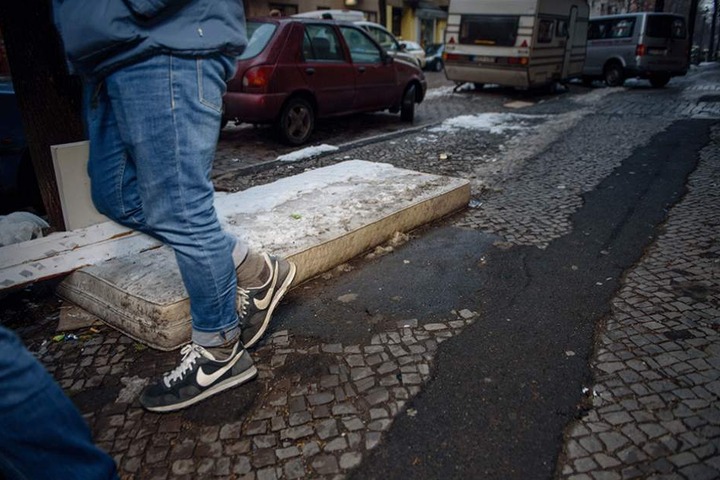 Matratzen auf dem "Möbelstrich" gehören in einigen Teilen Berlins zum gewohnten Straßenbild.