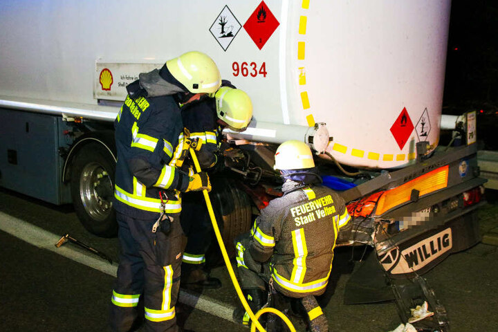 Die Feuerwehr sicherte den Gefahrgutlaster ab, sodass er bis zum nächsten Parkplatz weiterfahren konnte.
