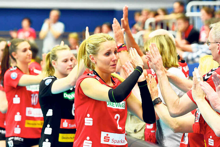 Abklatschen mit den Fans: Mareen von Römer hatte nach dem Saison-Aus Tränen in den Augen.