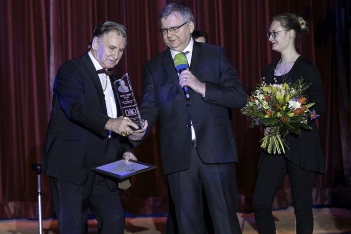 Mario Müller Milano (71, l.) nahm den Erich-Renz-Preis aus den Händen von Helmut Crosscurth (62) entgegen.