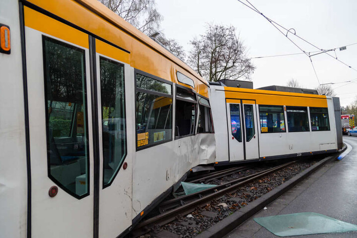 So demoliert musste die Straßenbahn geborgen werden.