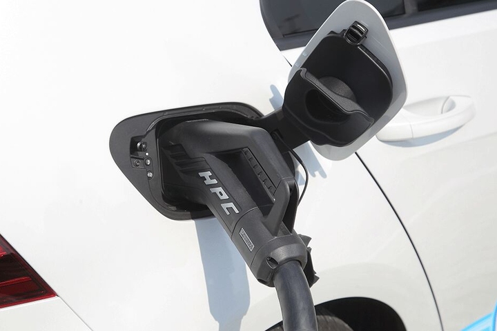 Die megaschnellen Ladestationen sind für jedes E-Auto geeignet.