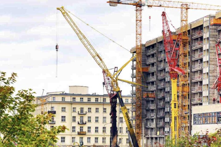 Das Grauen am Morgen: Drei Baukräne wurden fast vollständig von den Flammen zerstört.