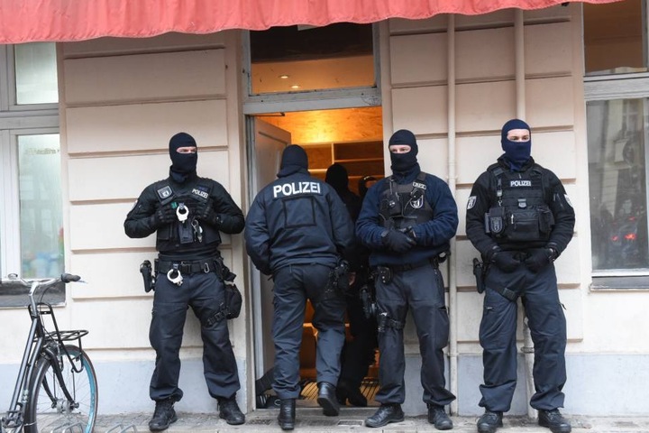 Die Polizei war mit mit Beamten des Landeskriminalamtes, darunter auch des Staatsschutzes, und Spezialkräften im Einsatz.
