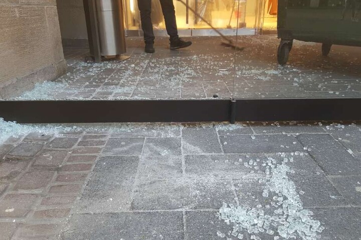 Die Einbrecher zerstörten den Eingangsbereich.