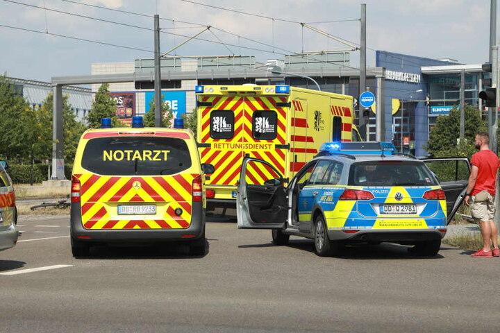 Rettungskräfte vor Ort, die Polizei ermittelt zur Unfallursache.