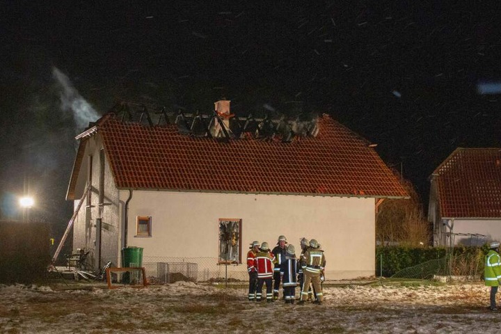 Das Obergeschoss und das Dach des Hauses in Deining brannten komplett aus.