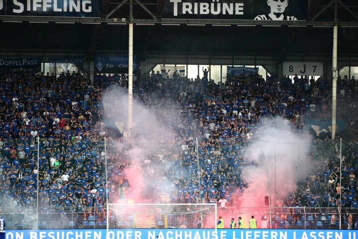 Mehrere "Fans" zündeten Bengalos.