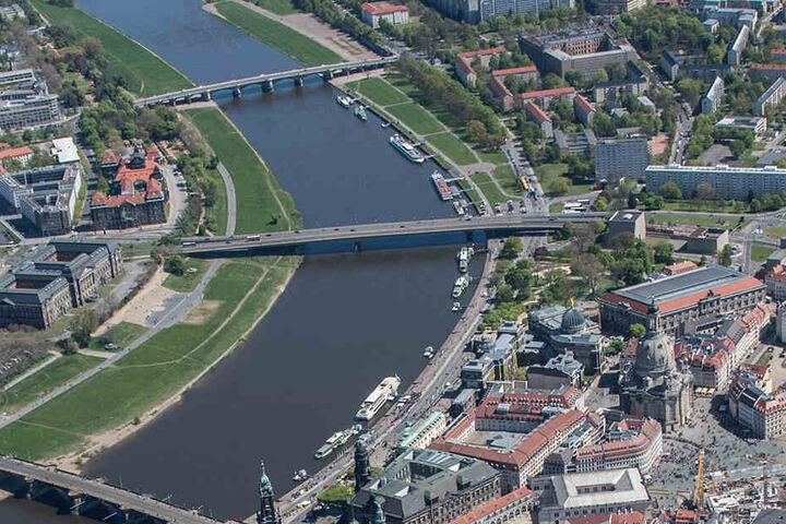 Die Carolabrücke soll "bei laufendem Verkehr" saniert werden.