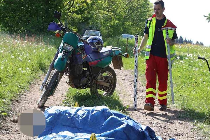 Die Polizei ermittelt zur Todesursache.