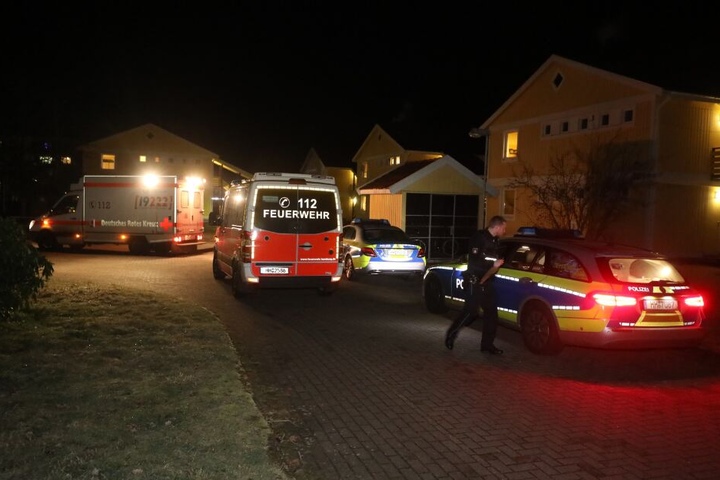 Einsatzkräfte eilen zu der Flüchtlingsunterkunft in Rissen.