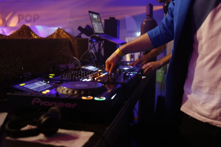 Mehrere männliche und weibliche DJs versorgen Eure Ohren mit besten Klängen und wollen Eure Hüften schwingen sehen.