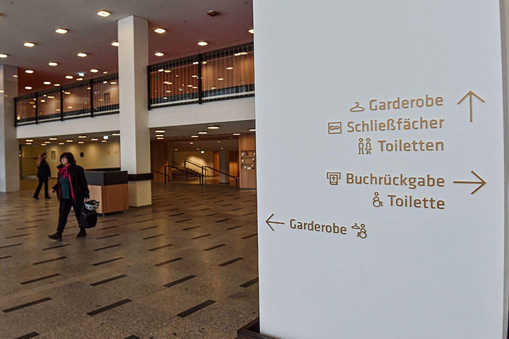 Die Garderoben sind für Bibo, Kabarett und Philharmonie getrennt. Doch wo geht's nun zur richtigen?