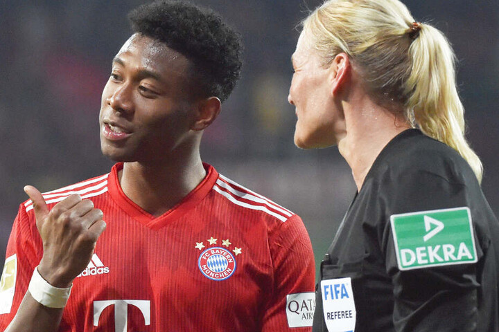 David Alaba (l.) vom FC Bayern München im Gespräch mit Schiedsrichterin Bibiana Steinhaus (r.).