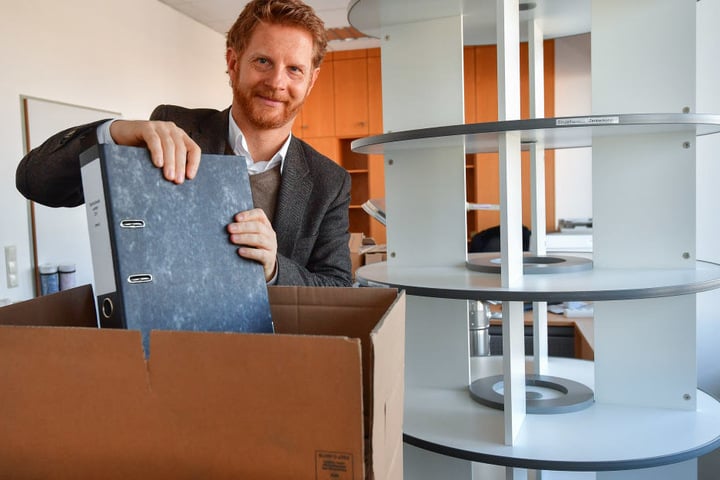 Auch Baudezernent Michael Stötzer (45, Grüne) packte am Mittwoch die letzten Umzugskartons. Das Hochbauamt zieht bis Freitag um.