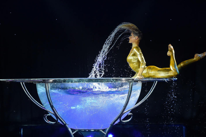 Spritzig: Artistin Katrina Asfardi „badet“ in einer mit Wasser gefüllten
Halbkugel.
