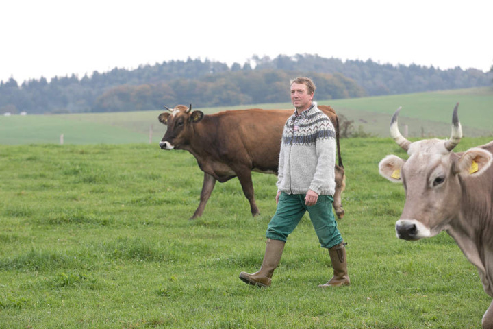 Landwirt Bernhard Steinert (53) bietet seinen Milchkühen im Hohnsteiner Ortsteil Cunnersdorf ein glückliches Leben.