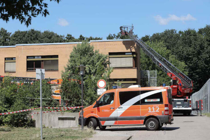 Feuerwehrautos vor der Flüchtlingsunterkunft.