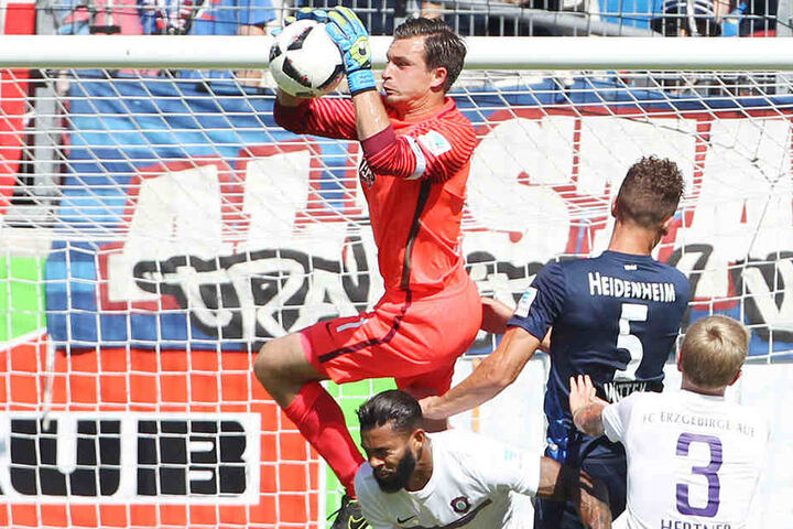 Martin Männel fängt den Ball im Hinspiel. Dennoch setzte es eine 0:1-Niederlage.
