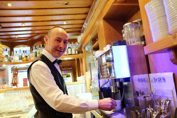 Pedro Guerreiro bereitet im Hotel Schwanefeld in Meerane einen Kaffee zu. Der Portugiese gehört seit eineinhalb Jahren zum internationalen Teams des Vier-Sterne-Hauses.