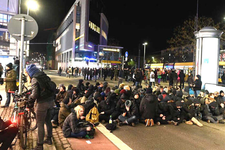Auch im Bereich Dr.-Külz-Ring / Waisenhausstraße hatte sich eine Sitzblockade gebildet.