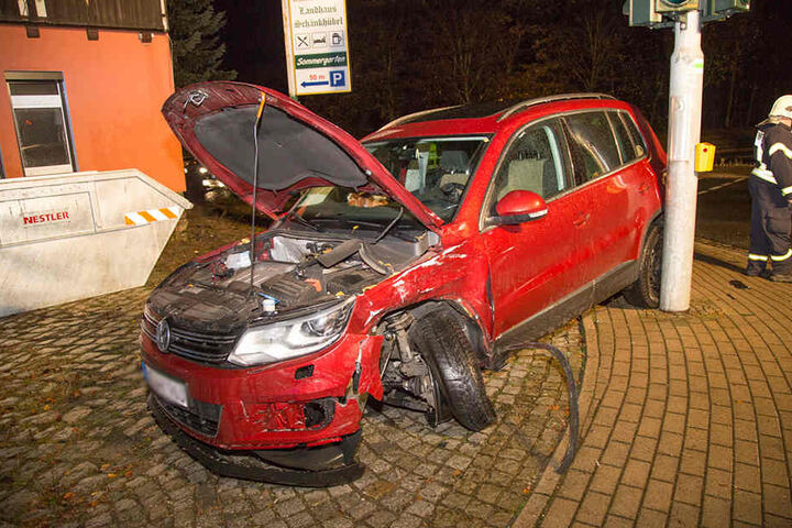 Der VW wurde bei dem Unfall vollkommen demoliert.