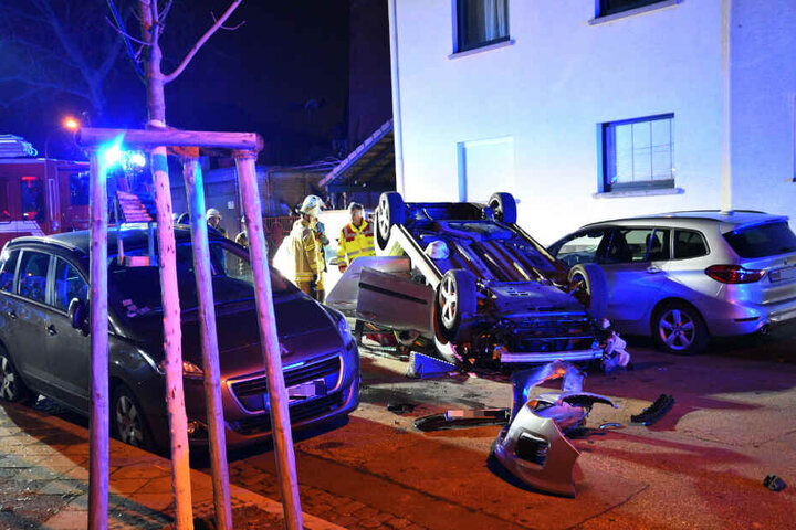 Das Auto liegt auf dem Dach auf der Straße.