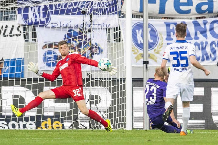 Da war die Welt noch in Ordnung: Sören Bertram schießt in der Relegation das 3:1 gegen den KSC, rettet Aue. Jetzt läuft er den (eigenen) Ansprüchen hinterher.