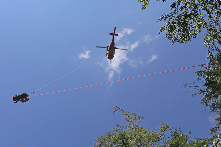 Die 62-jährige Schwerverletzte musste mit einem Hubschrauber abtransportiert werden.