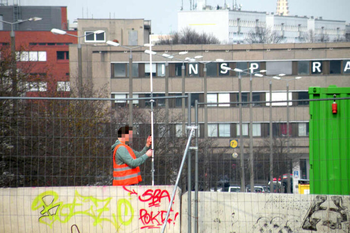 Vermessungsarbeiten im März 2019 für die neue Brücke.
